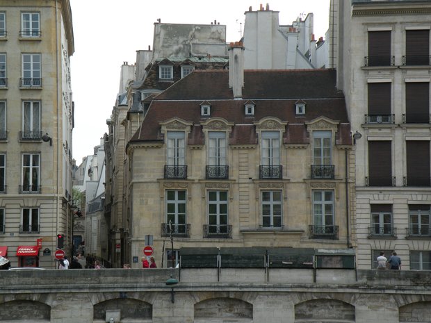  Joli petit immeuble sur le Quai des Grands Augustins